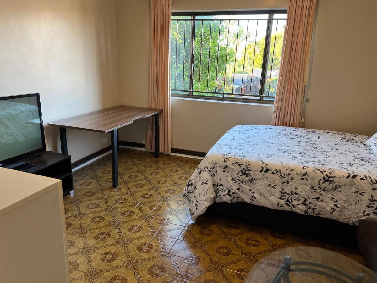 Homestay Aspley Bedroom & Share Bathroom With Other Guests
